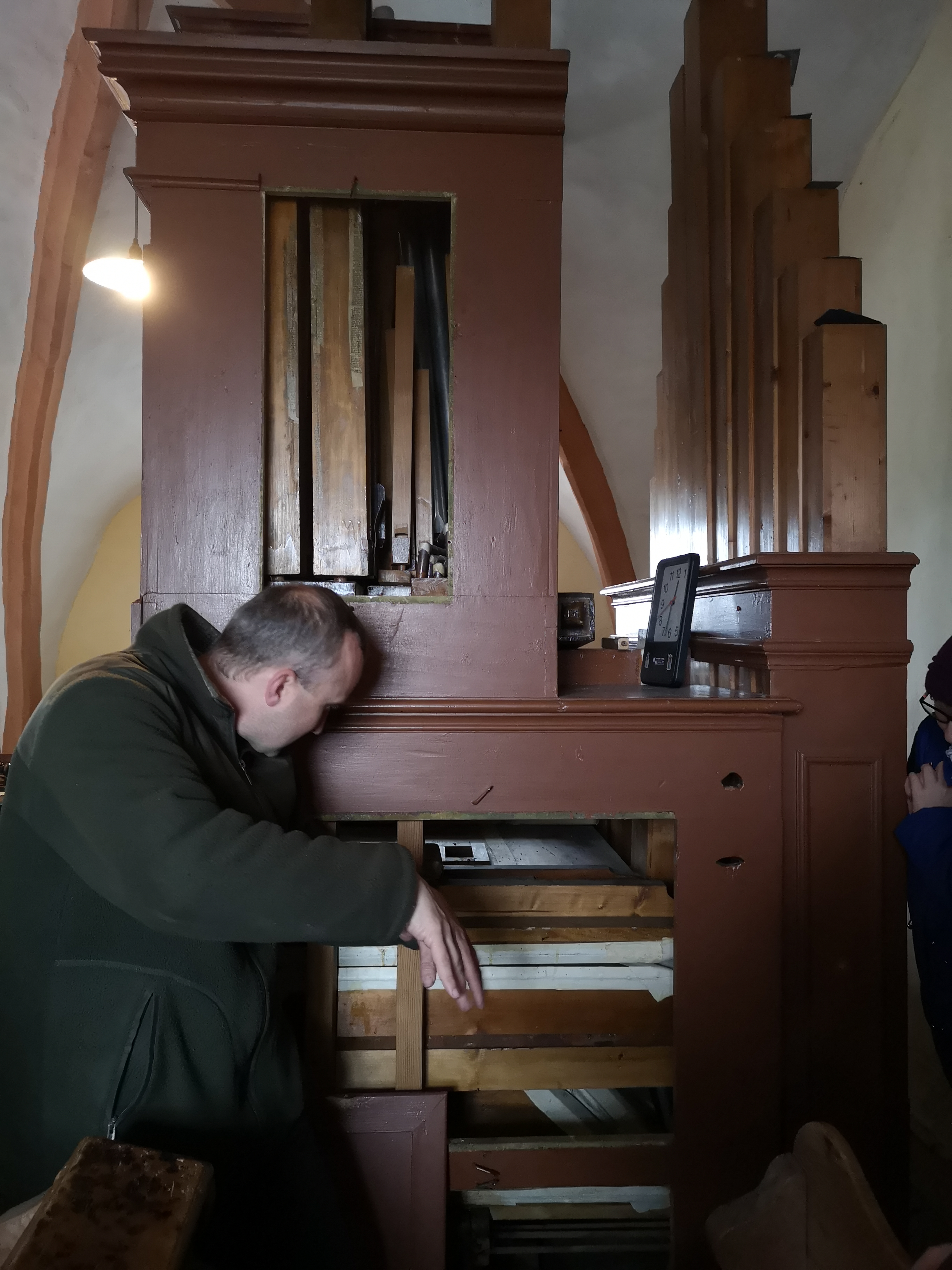 Petr Kaiser před korpusem varhan