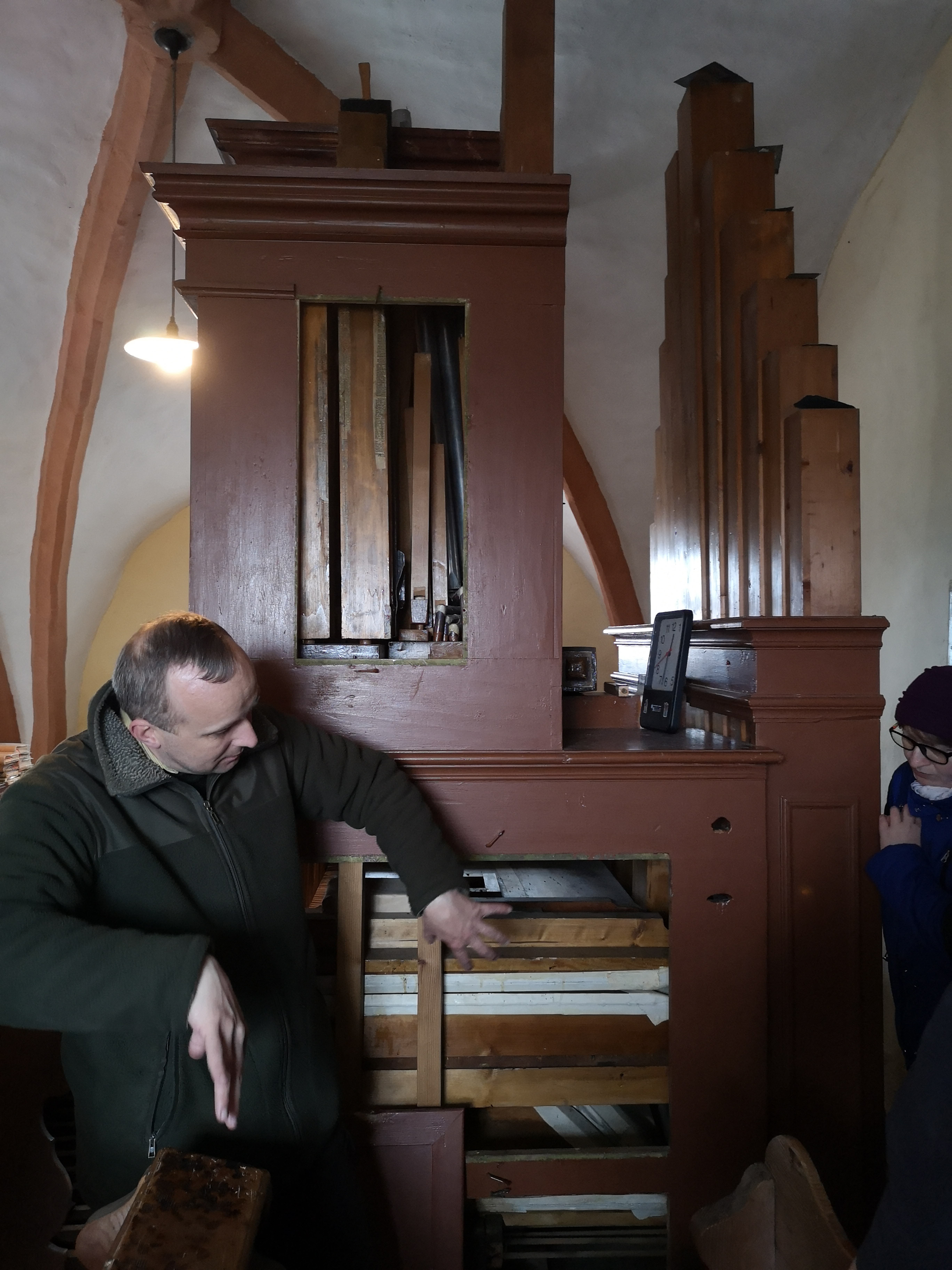 Petr Kaiser před korpusem varhan