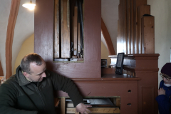 Petr Kaiser před korpusem varhan
